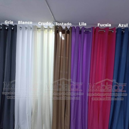 Cortina Lisa Básica con ojales con luz detrás