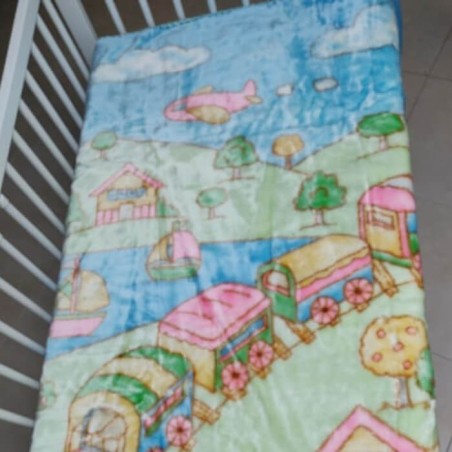 Detalle parte superior Manta bebe cuna Trenecito 110 x 130 Verde