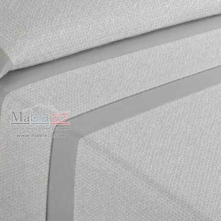 Detalle del tejido de franela Squares gris con motivo geométrico en blanco
